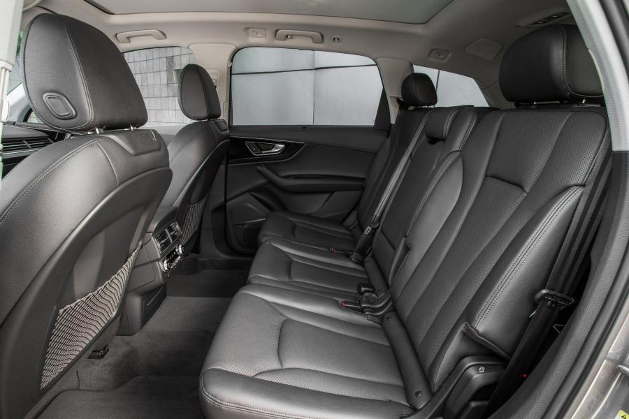 Интерьер Audi Q7 TFSI Quattro (4M) 2016 года  (NA) (фото 19 из 40)